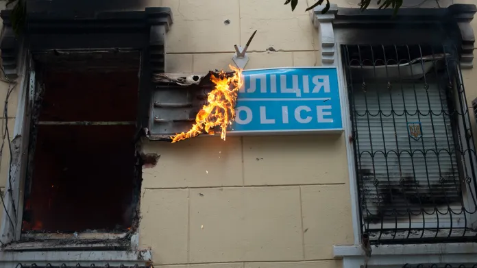 Hořící policejní stanice v Mariupolu