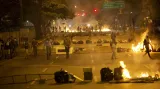 Demonstranti blokují ulice v Caracasu