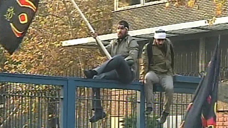 Íránci zaútočili na britskou ambasádu