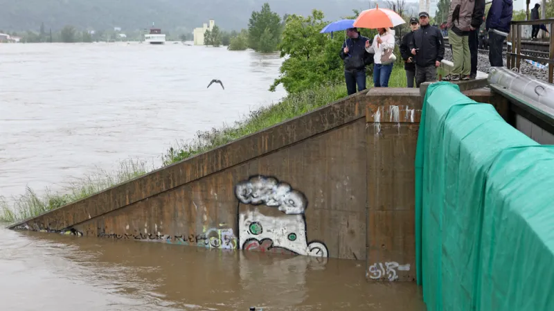 Protipovodňová hráz v ulici U Kina v Praze-Modřanech