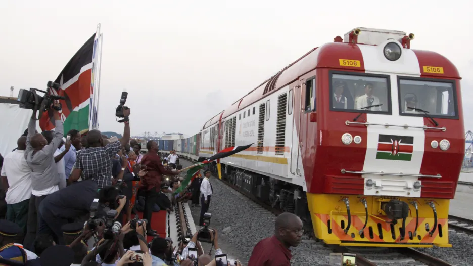 Jeden ze symbolů africké modernizace: Keňa otevřela v květnu novou železnici mezi hlavním městem Nairobi a přístavem Mombasa