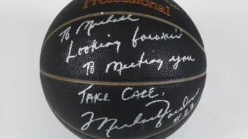 Basketbalový míč podepsaný Michaelem Jordanem