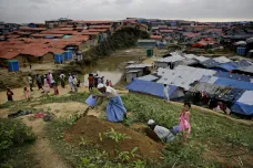 „Učebnicový příklad etnické čistky“. Exodus Rohingů z Myanmaru trvá rok, doma čeká jen hlad a strach o život