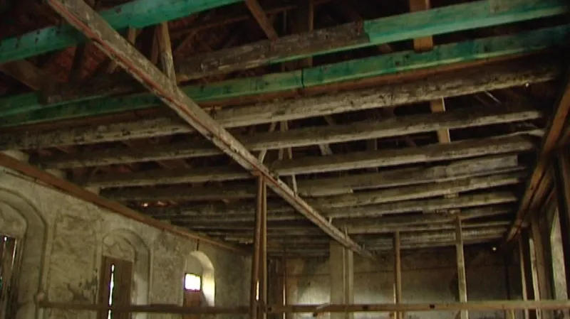 Unikátní míčovna z konce šestnáctého století v Horšovském Týně je v dezolátním stavu.