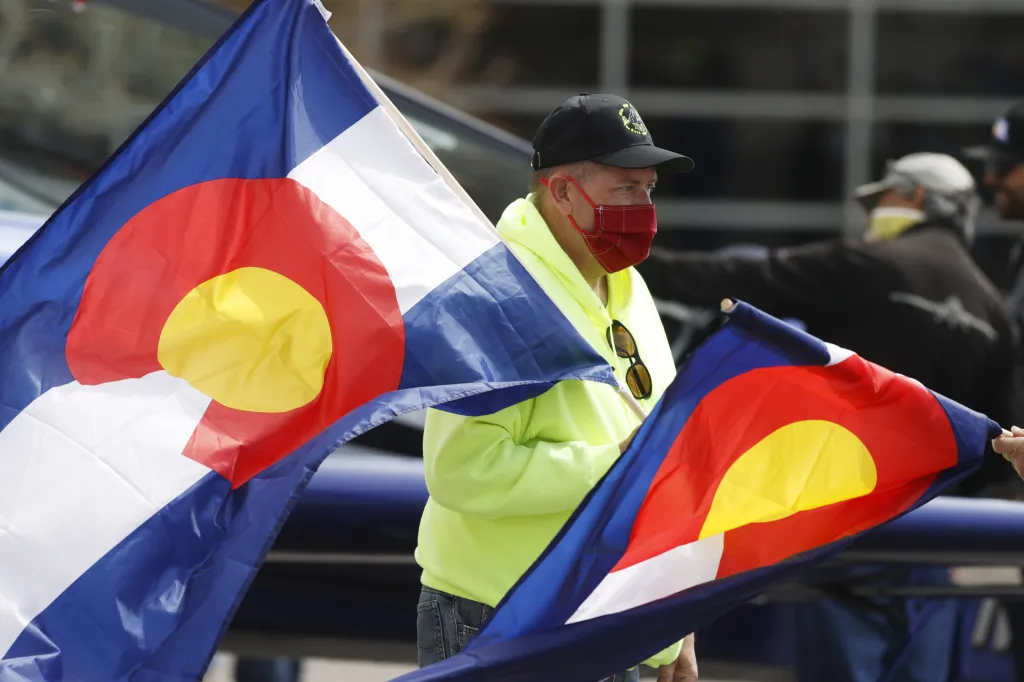 Piloti z Colorada věnují prostředky z letecké exhibice na podporu státu Colorado v souvislosti s bojem proti nemoci Covid-19