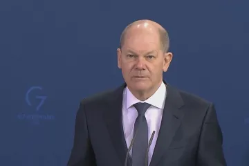 NATO na Ukrajině zasahovat nebude, řekl německý kancléř Scholz. Slíbil ale dodávku zbraní