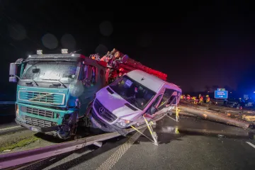 Na D56 u Ostravy bouralo pět aut, jeden člověk je v kritickém stavu