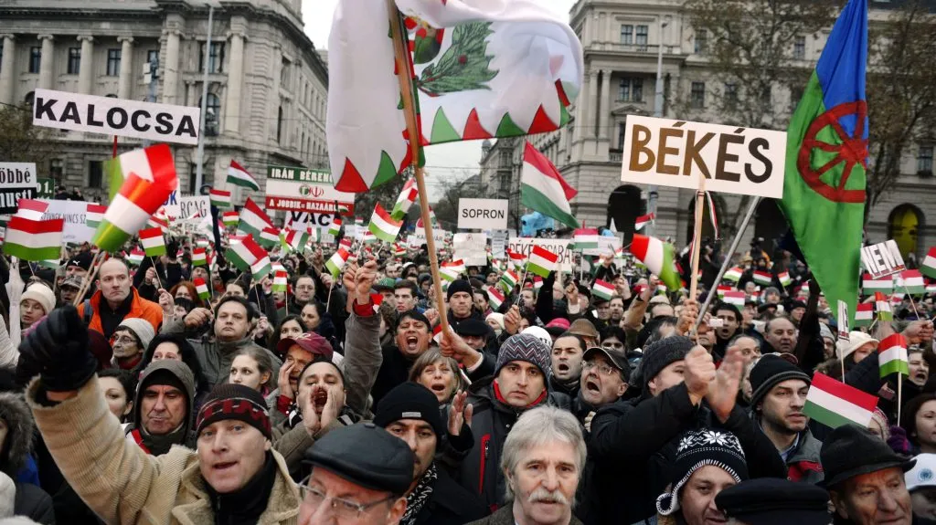 Demonstrace před maďarským parlamentem