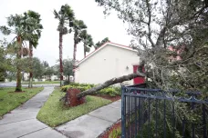 Irma zeslábla na tropickou bouři, na jihu Floridy se vyjasňuje