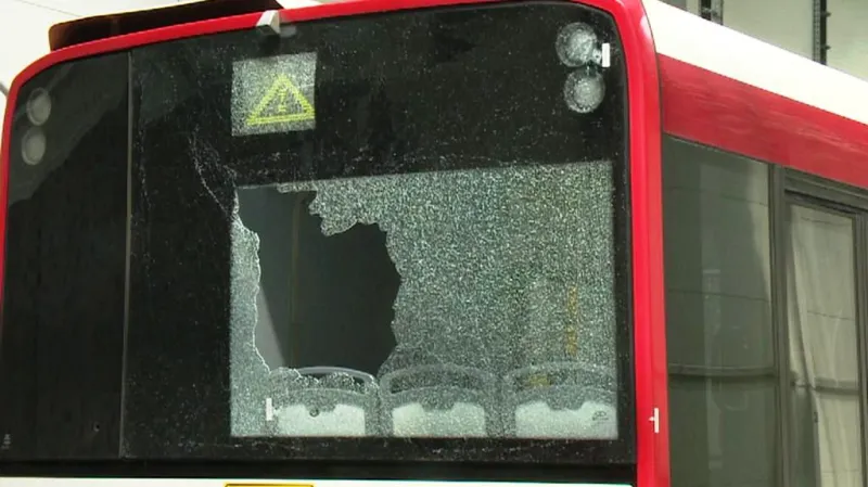 Na plzeňský autobus MHD někdo střílel