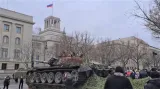 V Berlíně postavili před ruskou ambasádu zničený ruský tank