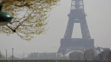 Paříž dusí smog