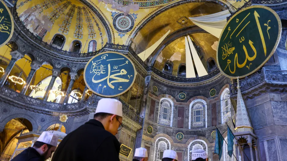 Nápisy Mohamed (vlevo) a Alláh (vpravo) uvnitř chrámu Hagia Sofia