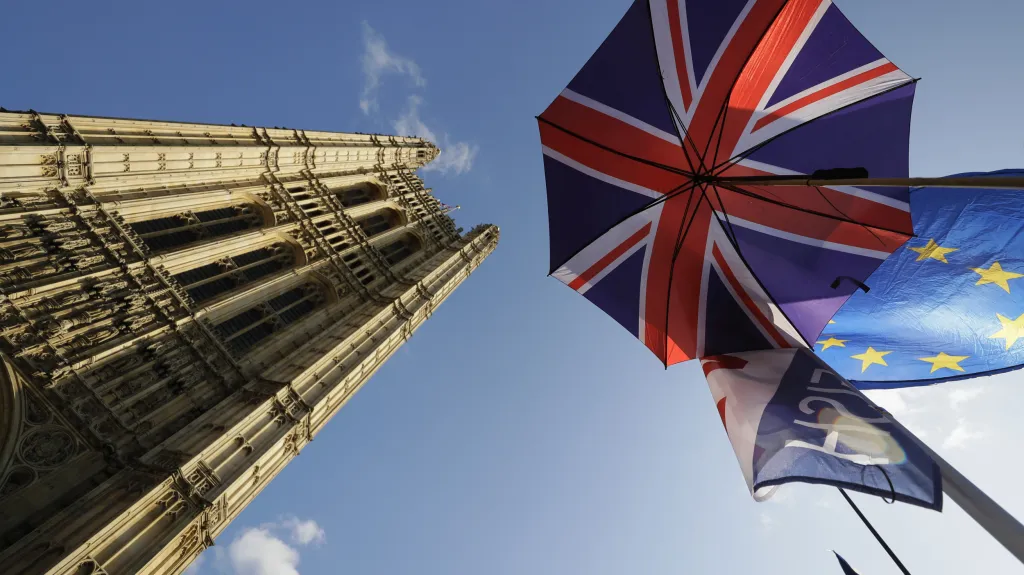 Britský parlament řeší brexit