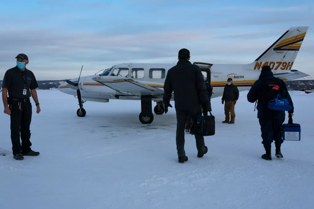 Většina oblastí je dostupná pouze letecky. V zimě je běžné, že není možné využít ani tento způsob dopravy. Telefonní i internetové připojení bývá několik dní až týdnů nedostupné