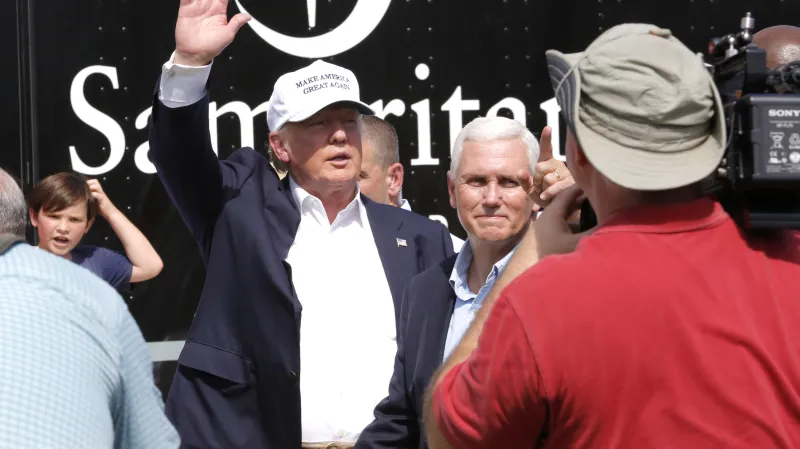 Prezidentský kandidát Donald Trump se zdraví s oběťmi povodní