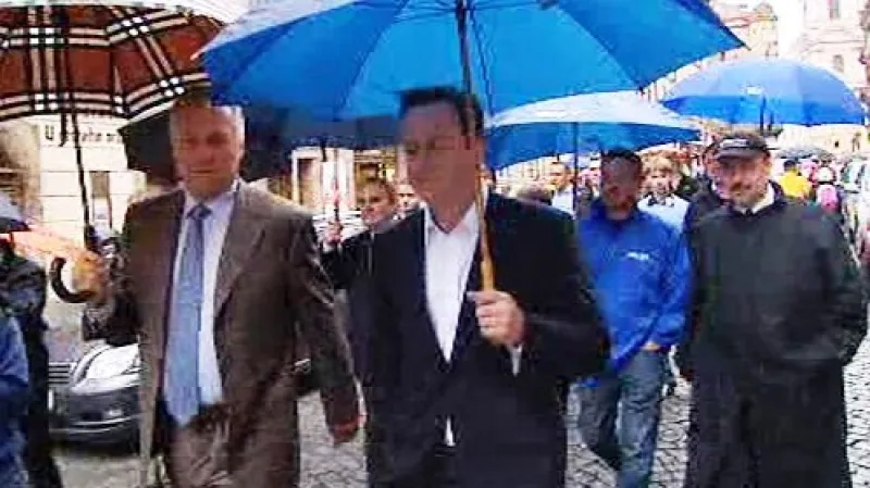 Šéf ODS Mirek Topolánek a šéf britské Konzervativní strany David Cameron na procházce Prahou