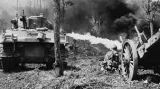 Americký tank útočí plamenometem na japonské pozice během bitvy