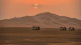 Speciální nákladní vozidla průzkumných výprav v poušti Saúdské Arábie