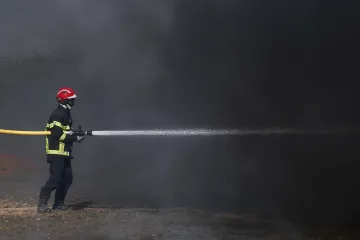 Na jihu Francie rozsáhle hoří, tisíce lidí se evakuují