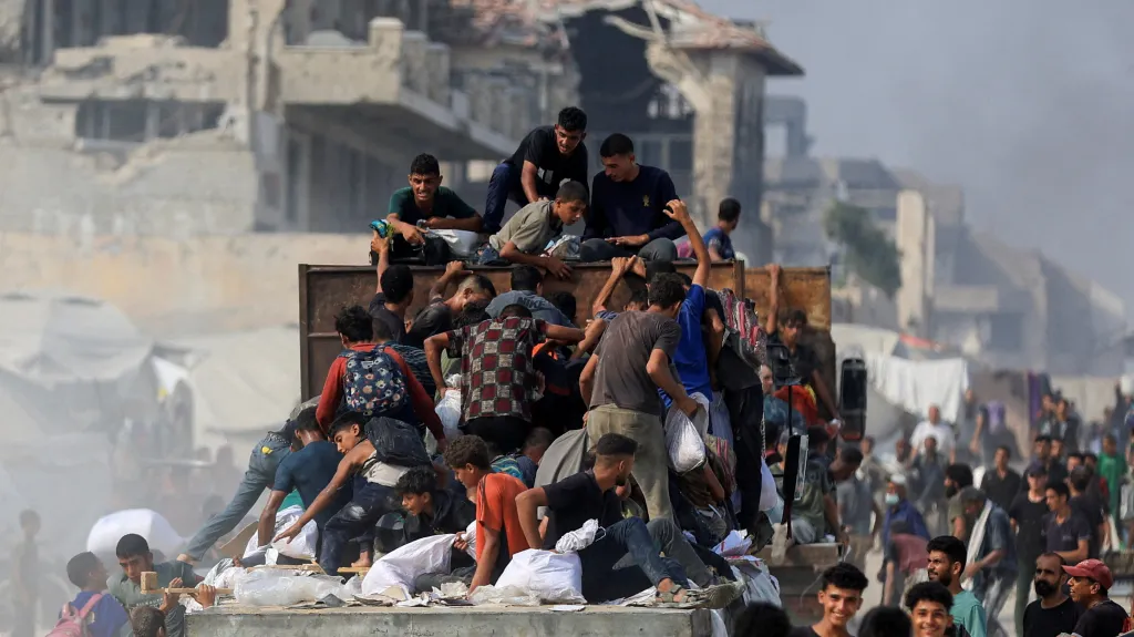 Palestinci ve městě Bejt Lahíja na voze s humanitární pomocí