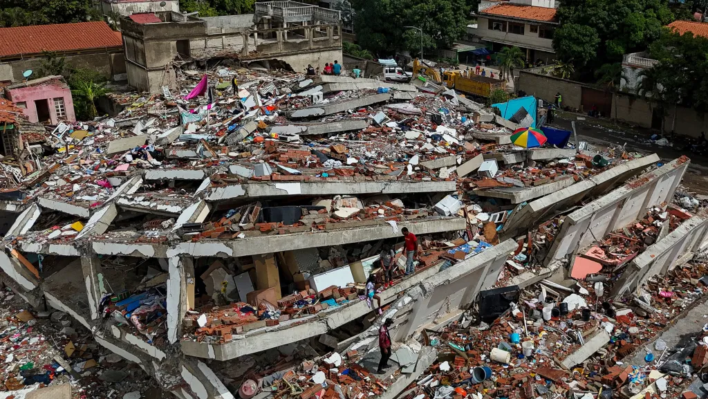 Pohled na zřícenou budovu ve městě Caraballeda ve venezuelském státě La Guaira, kterou poničilo nedávné zemětřesení (30. června 2026)