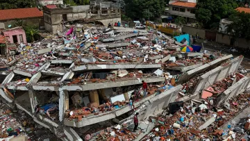 Pohled na zřícenou budovu ve městě Caraballeda ve venezuelském státě La Guaira, kterou poničilo nedávné zemětřesení (30. června 2026)