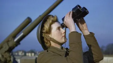 Žena v pomocné teritoriální službě na stanovišti protiletadlových děl v Británii (1942)