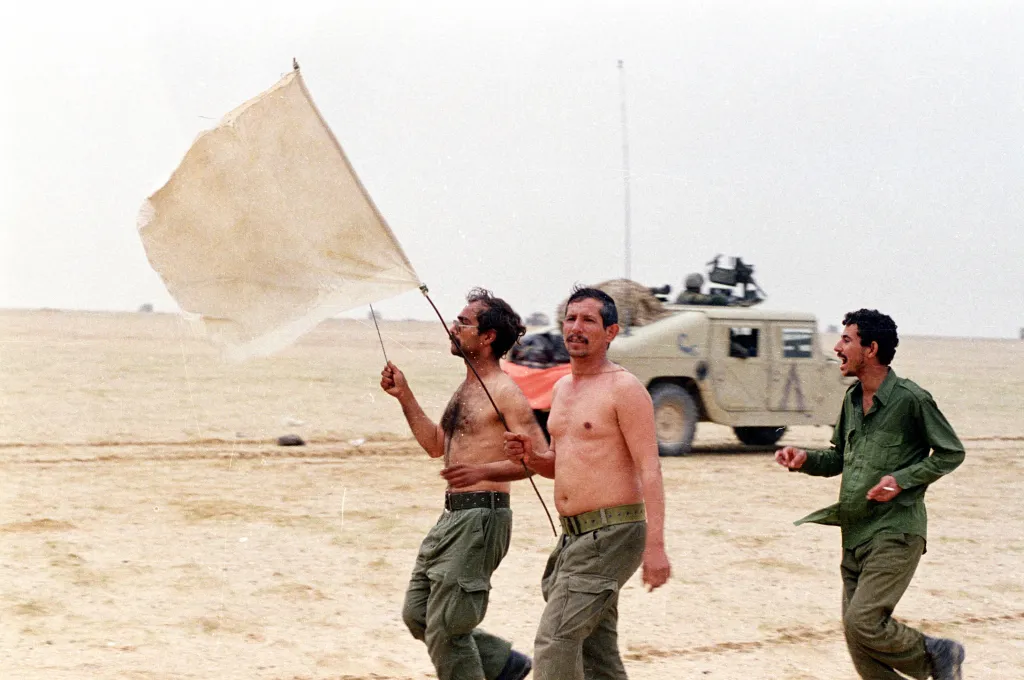 Iráčtí vojáci se s bílou vlajkou vzdávají egyptské armádě během pozemní bitvy v Kuvajtu 25. února 1991