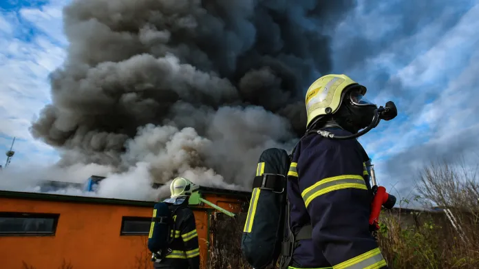Zásah hasičů v průmyslovém areálu v Turnově