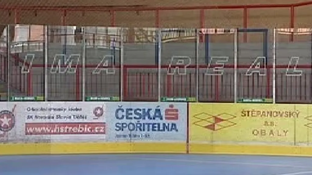 Reklamy na hokejovém stadionu v Třebíči