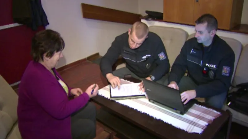 Policejní hlídka sepisuje protokol přímo v terénu