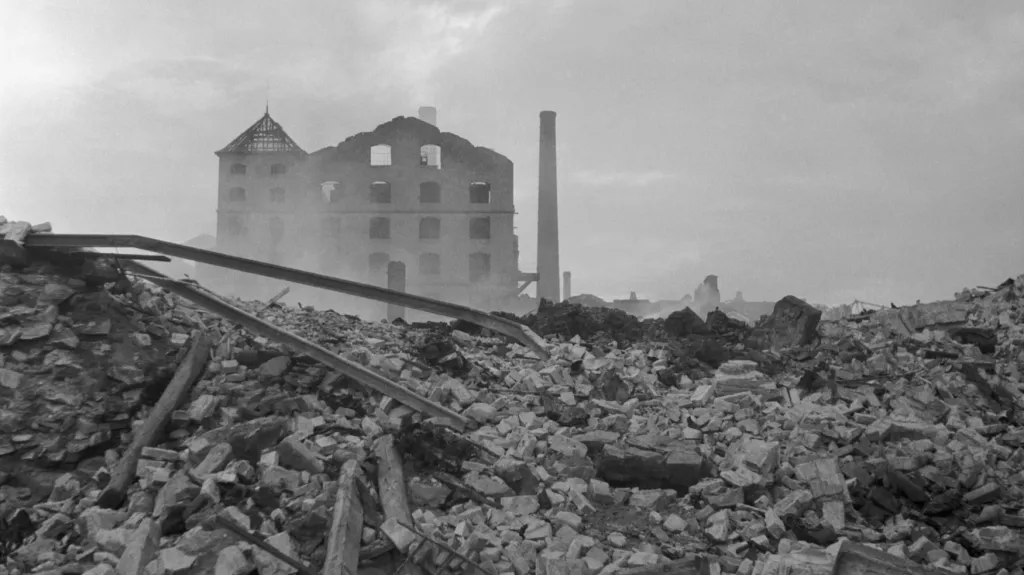 Muniční sklad v Ústí nad Labem po výbuchu v červenci 1945