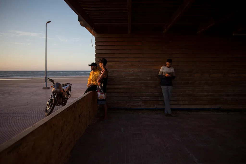 Surfaři dětem vysvětlují, že otevřené moře je při plavbě na člunu velmi zrádné