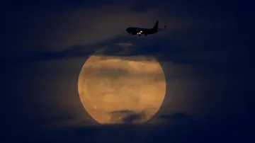 Nad Floridou si Měsíc pohrává s přistávajícím letadlem