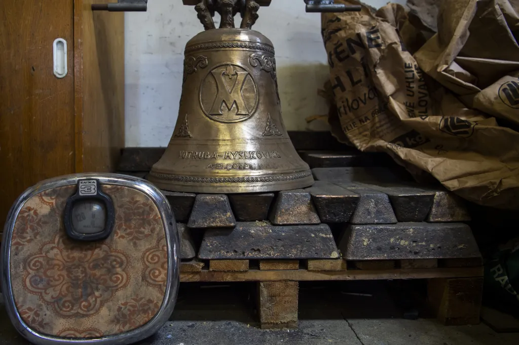 Příprava nového zvonu pro hrad Pecka trvala několik týdnů. „Jeho rozměry jsou 49 centimetrů v průměru a váha by měla být mezi 75 až 80 kilogramy. A tón zvonu by měl být gis dvě,“ uvedl Votruba. Dodal, že zvon je ze 78 procent z mědi a z 22 procent z cínu. „Jde o klasický zvonařský bronz,“ uvedl