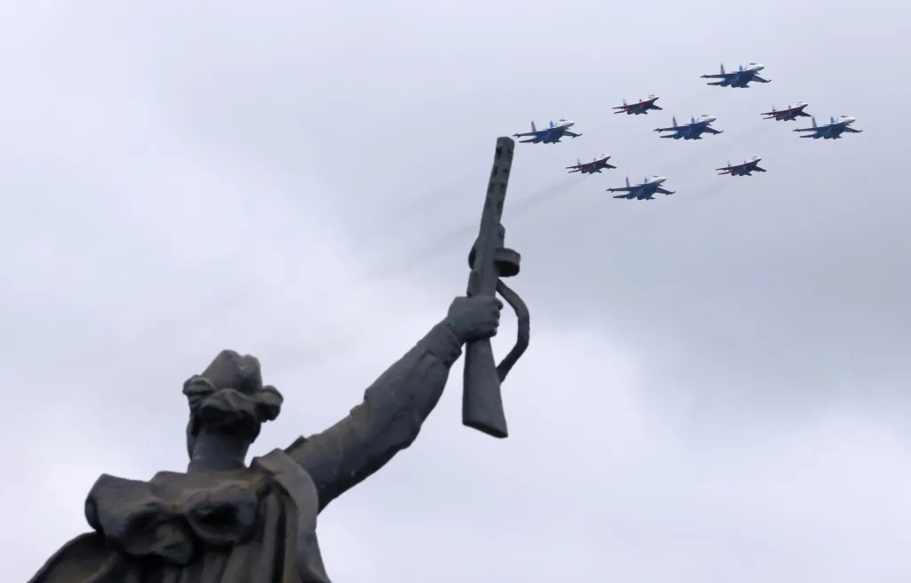 Svět si připomněl padlé vojáky. Pietní a vzpomínkové akce spojené s ukončením druhé světové války se uskutečnily ve většině zemí, které se konfliktu zúčastnily. Na fotografii je zaznamenán přelet bojových letounů nad Moskvou