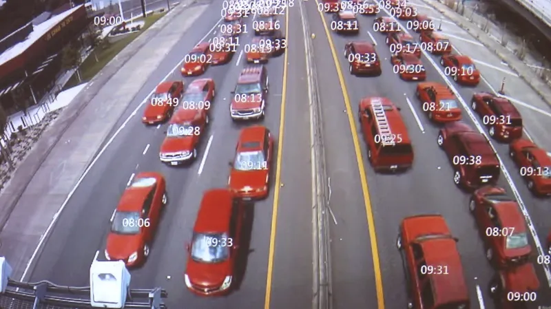 Systém prolne 24 hodin do jedné minuty. Najde například všechna červená auta, která projela za den po dálnici