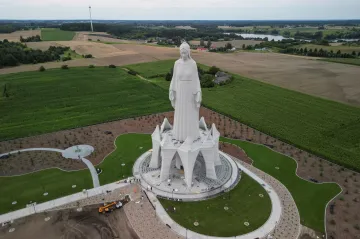 Nejvyšší evropskou sochu Panny Marie vysvětili v Polsku