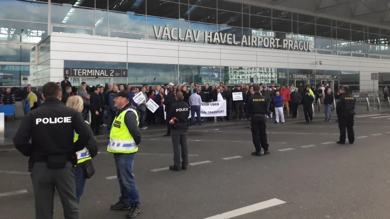 Policisté dohlíželi na protest taxikářů