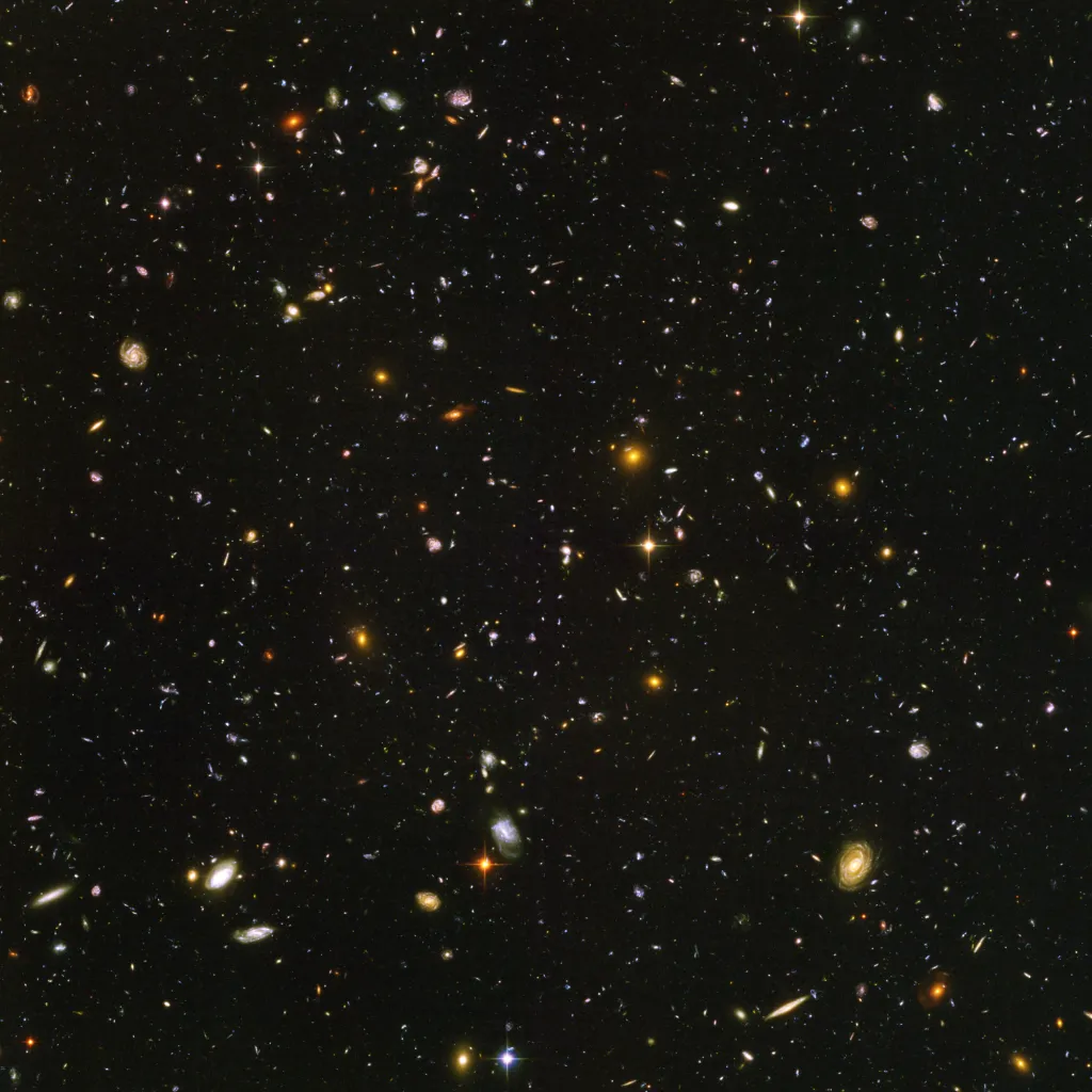 Ultrahluboké pole, na kterém je přes 10 tisíc galaxií vzdálených více než 10 miliard světelných let. Díky takovým snímkům mohou astronomové porozumět tomu, jak se mladý vesmír vyvíjel