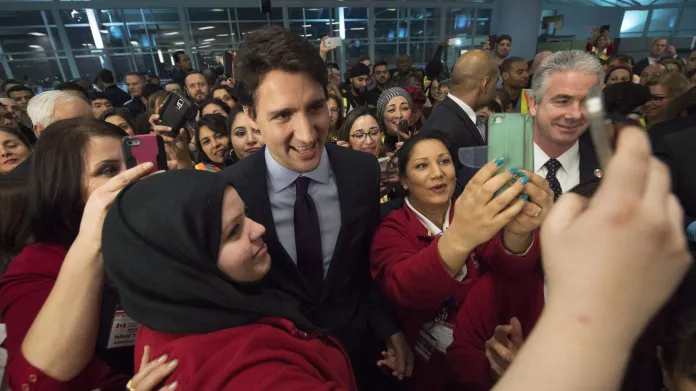 Premiér Trudeau na letišti – snímek s dobrovolnicemi