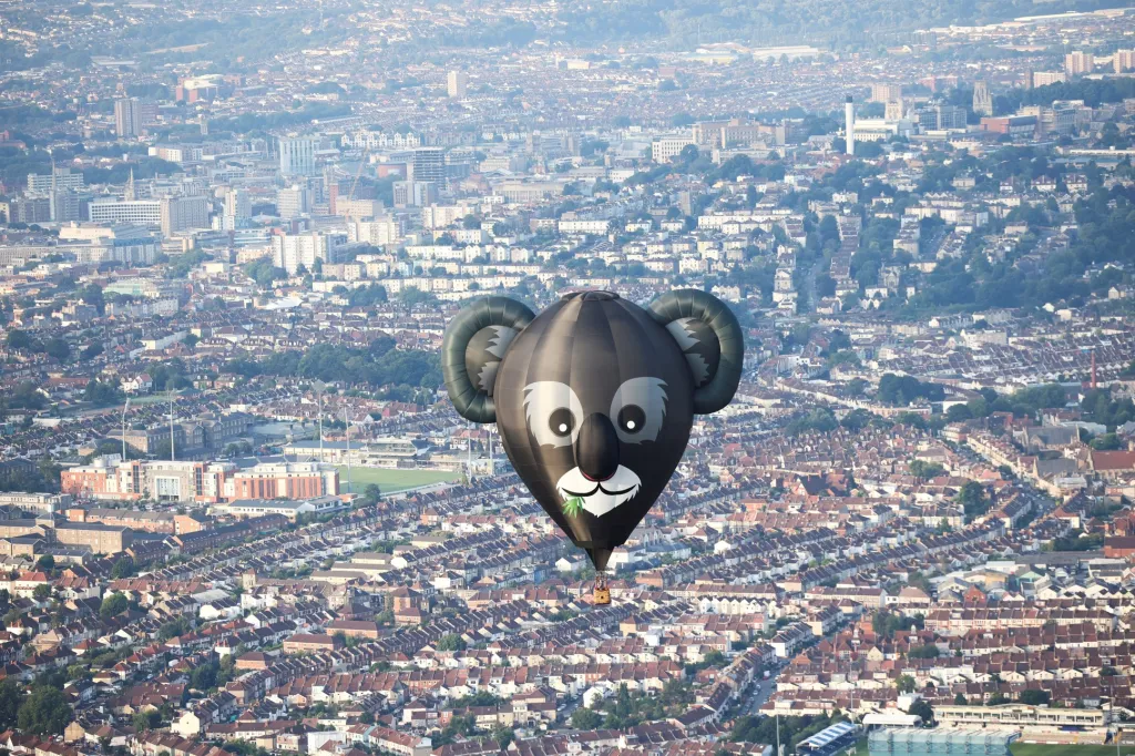 V anglickém Bristolu bylo zahájeno setkání milovníků balonového létání. Na nebi se postupně vystřídá přes sedm set balonů všech velikostí a tvarů