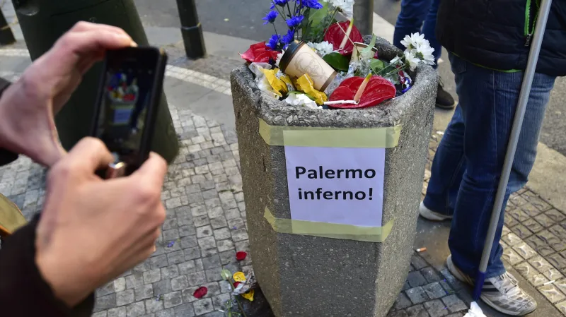 Květiny některých politiků skončily v koši