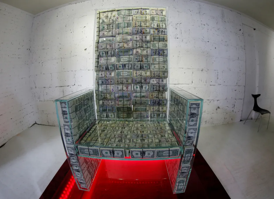 Trůn „Money throne x10“ naplněný bankovkami je prezentován během výstavy v ruské Moskvě