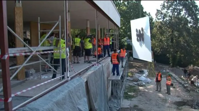 NO COMMENT: Vila Tugendhat se dočkala zasklení zadní terasy