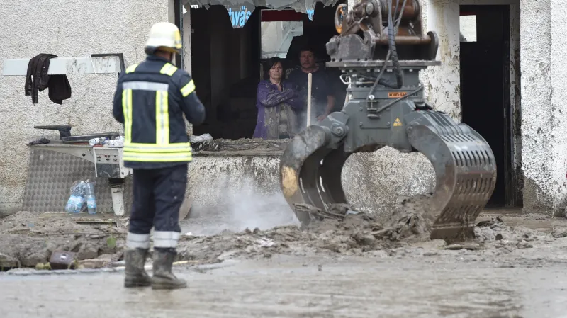 Hasiči odstraňují nánosy ze silnice v obci Simbach am Inn