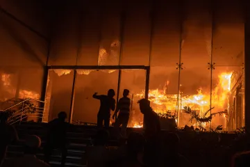 V Bangladéši vypukly násilné nepokoje po úmrtí vůdce protestního hnutí