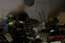 Reportéři ČT natáčeli s Čechy bojujícími na Ukrajině. Střílí po nás tanky a minomety, popisují