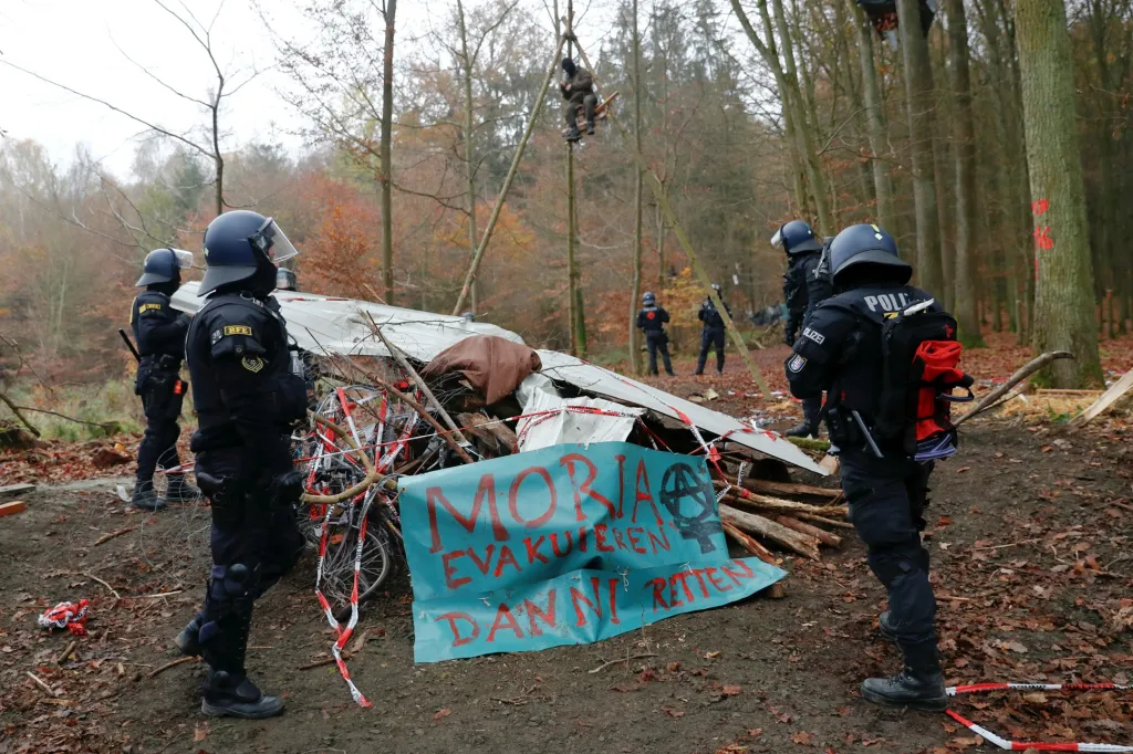 Aktivisté blokují v Německu výstavbu dálnice A49 v lese Dannenroeder